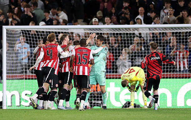 Aston Villa để thua Brentford sau loạt sút luân lưu trong ngày Emiliano Martinez,  chuyên gia cản phá 11m của CLB vắng mặt.