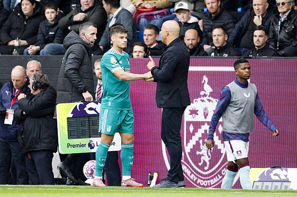HLV Arne Slot thay Milos Kerkez ra sân ngay trong hiệp 1 trận đấu với Burnley.