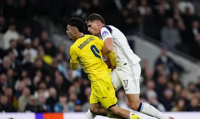 Ảnh bài viết Tình huống gây tranh cãi của Van de Ven trước Villarreal