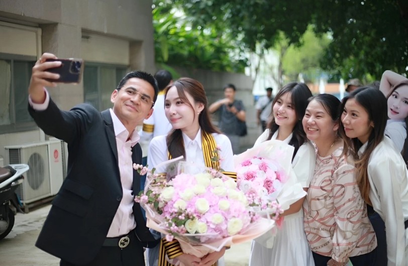 Ảnh bài viết Kiatisuk tươi cười bên ái nữ xinh đẹp trong lễ tốt nghiệp