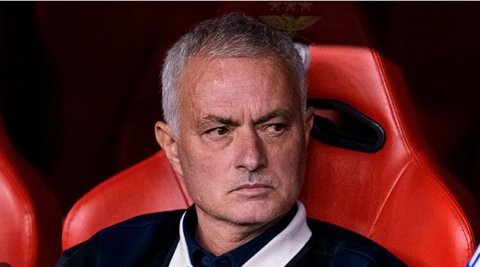 Mourinho đàm phán với Benfica.
