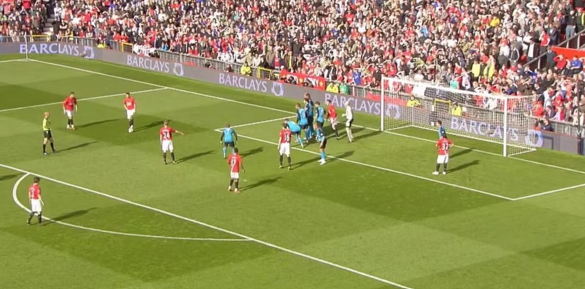 Tình huống Cristiano Ronaldo ghi bàn từ một quả phạt gián tiếp sau khi được mớm bóng từ Ryan Giggs ở trận đấu giữa Manchester United và Aston Villa mùa 2008/09.