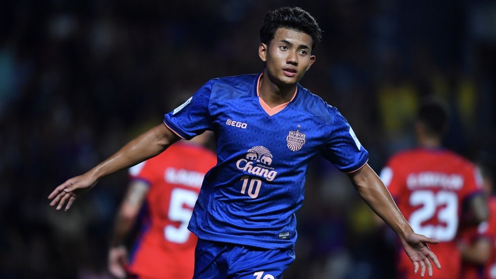 Suphanat Mueanta tỏa sáng giúp Buriram United ngược dòng trước JDT.