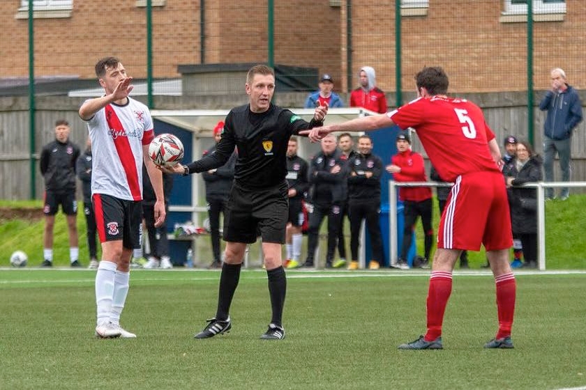 Ảnh bài viết Drop Ball là gì? Khi nào trọng tài cho thả bóng và có thể ghi bàn không?