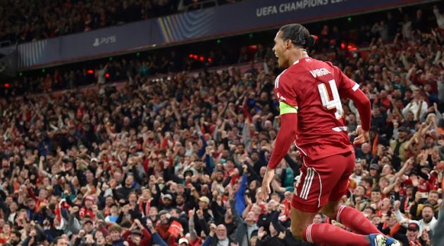 Van Dijk khiến sân Anfield vỡ òa trong niềm vui chiến thắng.