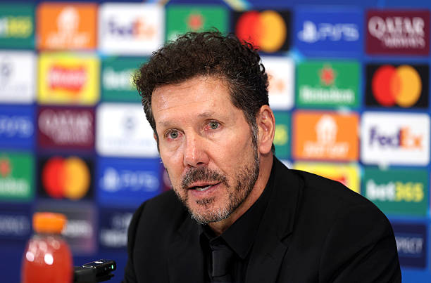 Simeone bức xúc khi nhận thẻ đỏ trong trận thua Liverpool