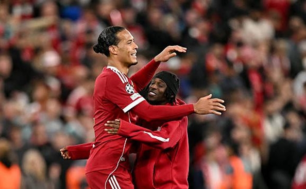 Jeremie Frimpong (7.1): Trở lại đội hình xuất phát sau chấn thương, Frimpong thường xuyên chơi năng nổ ở cánh phải. Anh đáng lẽ đã có thể ghi bàn sau đường chuyền của Wirtz nhưng lại bỏ lỡ một cách khó hiểu.Ibrahima Konate (6.7): Một màn trình diễn tự tin của tuyển thủ Pháp, người đã phản ứng tốt trước việc Liverpool thất bại trong việc chiêu mộ Marc Guehi. Anh vẫn duy trì được phong độ mạnh mẽ quen thuộc trong các pha không chiến và phân phối bóng xuất sắc.Virgil van Dijk (7.8): Van Dijk vẫn giữ vững phong độ ấn tượng như thường lệ, thắng trong mọi tình huống không chiến và giữ bóng xuất sắc. Khi Liverpool cần bàn thắng quyết định ở những phút cuối, anh đã tỏa sáng đúng lúc.Andy Robertson (7.0): Được chọn ở vị trí hậu vệ trái, Robertson đã không bỏ lỡ cơ hội giữ vững vị trí của mình. Anh đem đến một màn trình diễn ổn định.Ryan Gravenberch (7.5): Cầu thủ Hà Lan chơi xuất sắc, đặc biệt là trong hiệp một. Gravenberch góp công vào hai bàn thắng của Liverpool, bằng cách giành được cú đá phạt dẫn đến việc phá vỡ thế bế tắc và sau đó kiến tạo cho Salah ghi bàn.Florian Wirtz (7.1): Một bước tiến đúng hướng nữa cho cầu thủ người Đức. Wirtz đã tạo ra nhiều cơ hội hơn bất kỳ cầu thủ nào khác trên sân (5) nhờ kỹ năng rê bóng, những pha chạm bóng khéo léo và khả năng di chuyển thông minh. Dominik Szoboszlai (7.6): Một màn trình diễn năng động khác từ tiền vệ người Hungary. Sự linh hoạt, năng lượng và những pha bóng chết của ngôi sao mang áo số 8 là những điểm mạnh tuyệt vời.Mohamed Salah (7.9): Cầu thủ người Ai Cập đã có màn trình diễn hiệu quả nhất từ đầu mùa giải đến nay. Vai trò của Mohamed Salah trong bàn mở tỷ số là một sự may mắn, nhưng khả năng kiểm soát bóng và pha dứt điểm ghi bàn thắng thứ hai cho Liverpool mới thực sự đẳng cấp.Alexander Isak (6.9): Một sự khởi đầu bất ngờ khi anh thậm chí còn không ngồi dự bị ở Turf Moor. Tiền đạo người Thụy Điển thể hiện tương đối tốt trong suốt 57 phút thi đấu và chơi khá ăn ý với Wirtz.Cody Gakpo (6.9): Một màn trình diễn khá mờ nhạt từ một cầu thủ đã khởi đầu mùa giải tốt. Đừng nhầm lẫn: Vị trí xuất phát của Gakpo hiện đang chịu áp lực nghiêm trọng khi Isak đã đủ thể lực để ra sân, trong bối cảnh Ekitike có thể chơi bên cánh trái.Hugo Ekitike (6.1): Không may khi bị loại khỏi đội hình xuất phát trong trận mở màn Champions League. Anh đã có một số pha chạm bóng tốt nhưng lại bỏ lỡ cơ hội ghi bàn tuyệt vời ở những giây cuối cùng.Alexis Mac Allister (6.2): Sau khi dính chấn thương vào cuối tuần, không có gì ngạc nhiên khi cầu thủ người Argentina được đưa vào sân thay người trong hiệp hai. Tuy nhiên, anh đã gặp khó khăn trong việc bắt nhịp.Conor Bradley: (5.9): Tiếp quản vị trí hậu vệ phải từ Frimpong trong 30 phút cuối nhưng không tạo ra được nhiều mối đe dọa tấn công. Anh cũng nhận thẻ vàng sau khi bị đối phương vượt qua ở phần sân nhà.