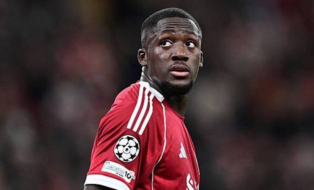 Ibrahima Konate (6.7): Một màn trình diễn tự tin của tuyển thủ Pháp, người đã phản ứng tốt trước việc Liverpool thất bại trong việc chiêu mộ Marc Guehi. Anh vẫn duy trì được phong độ mạnh mẽ quen thuộc trong các pha không chiến và phân phối bóng xuất sắc.Virgil van Dijk (7.8): Van Dijk vẫn giữ vững phong độ ấn tượng như thường lệ, thắng trong mọi tình huống không chiến và giữ bóng xuất sắc. Khi Liverpool cần bàn thắng quyết định ở những phút cuối, anh đã tỏa sáng đúng lúc.Andy Robertson (7.0): Được chọn ở vị trí hậu vệ trái, Robertson đã không bỏ lỡ cơ hội giữ vững vị trí của mình. Anh đem đến một màn trình diễn ổn định.Ryan Gravenberch (7.5): Cầu thủ Hà Lan chơi xuất sắc, đặc biệt là trong hiệp một. Gravenberch góp công vào hai bàn thắng của Liverpool, bằng cách giành được cú đá phạt dẫn đến việc phá vỡ thế bế tắc và sau đó kiến tạo cho Salah ghi bàn.Florian Wirtz (7.1): Một bước tiến đúng hướng nữa cho cầu thủ người Đức. Wirtz đã tạo ra nhiều cơ hội hơn bất kỳ cầu thủ nào khác trên sân (5) nhờ kỹ năng rê bóng, những pha chạm bóng khéo léo và khả năng di chuyển thông minh. Dominik Szoboszlai (7.6): Một màn trình diễn năng động khác từ tiền vệ người Hungary. Sự linh hoạt, năng lượng và những pha bóng chết của ngôi sao mang áo số 8 là những điểm mạnh tuyệt vời.Mohamed Salah (7.9): Cầu thủ người Ai Cập đã có màn trình diễn hiệu quả nhất từ đầu mùa giải đến nay. Vai trò của Mohamed Salah trong bàn mở tỷ số là một sự may mắn, nhưng khả năng kiểm soát bóng và pha dứt điểm ghi bàn thắng thứ hai cho Liverpool mới thực sự đẳng cấp.Alexander Isak (6.9): Một sự khởi đầu bất ngờ khi anh thậm chí còn không ngồi dự bị ở Turf Moor. Tiền đạo người Thụy Điển thể hiện tương đối tốt trong suốt 57 phút thi đấu và chơi khá ăn ý với Wirtz.Cody Gakpo (6.9): Một màn trình diễn khá mờ nhạt từ một cầu thủ đã khởi đầu mùa giải tốt. Đừng nhầm lẫn: Vị trí xuất phát của Gakpo hiện đang chịu áp lực nghiêm trọng khi Isak đã đủ thể lực để ra sân, trong bối cảnh Ekitike có thể chơi bên cánh trái.Hugo Ekitike (6.1): Không may khi bị loại khỏi đội hình xuất phát trong trận mở màn Champions League. Anh đã có một số pha chạm bóng tốt nhưng lại bỏ lỡ cơ hội ghi bàn tuyệt vời ở những giây cuối cùng.Alexis Mac Allister (6.2): Sau khi dính chấn thương vào cuối tuần, không có gì ngạc nhiên khi cầu thủ người Argentina được đưa vào sân thay người trong hiệp hai. Tuy nhiên, anh đã gặp khó khăn trong việc bắt nhịp.Conor Bradley: (5.9): Tiếp quản vị trí hậu vệ phải từ Frimpong trong 30 phút cuối nhưng không tạo ra được nhiều mối đe dọa tấn công. Anh cũng nhận thẻ vàng sau khi bị đối phương vượt qua ở phần sân nhà.