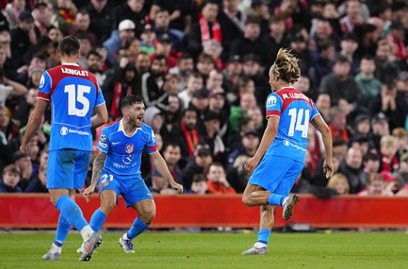 Llorente suýt chút nữa đã gieo sầu cho Liverpool.
