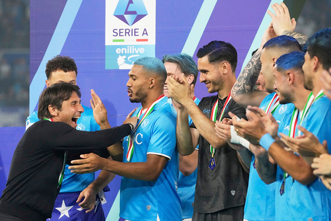 Conte nâng cao chức vô địch Serie A cùng Napoli.