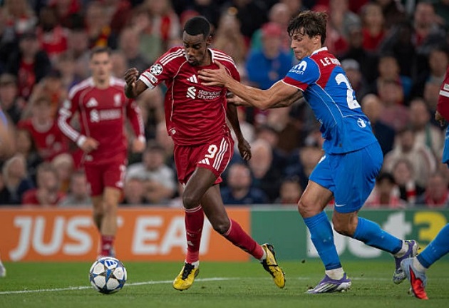 Isak đã có trận ra mắt Liverpool.