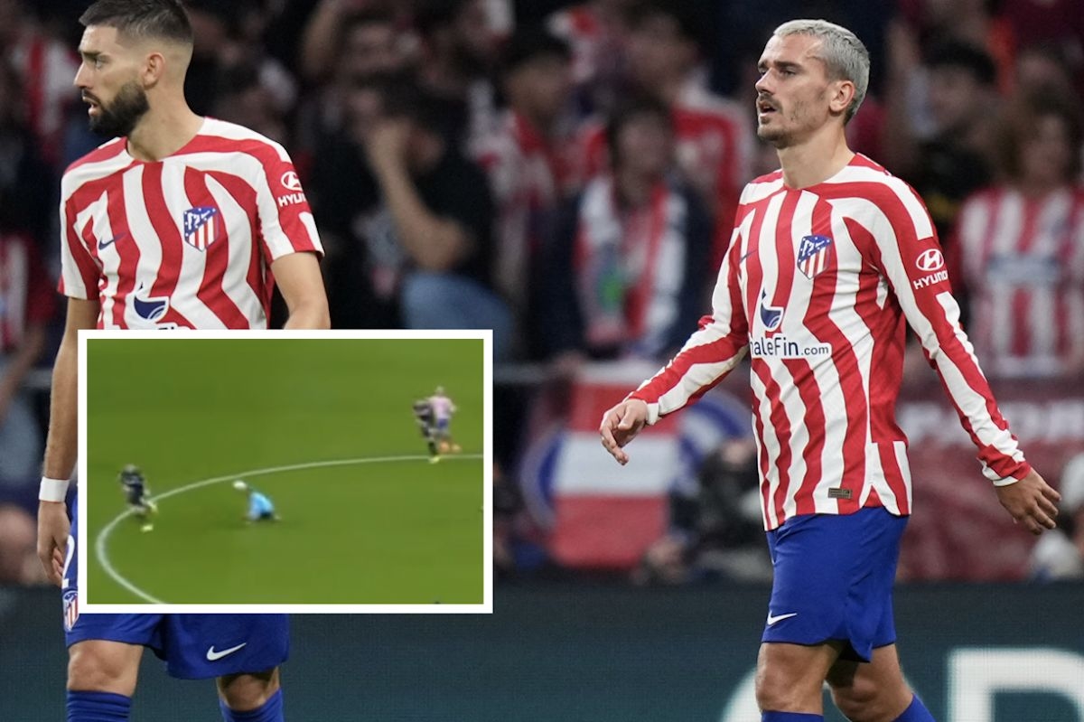 Antoine Griezmann khiến trọng tài đo sân ở UEFA Champions League, khiến trận đấu bắt đầu lại bằng thả bóng.