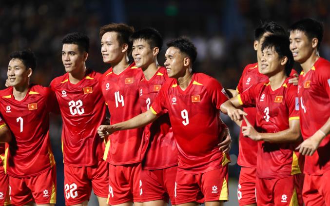 ĐT Việt Nam rớt 1 bậc trên BXH FIFA.