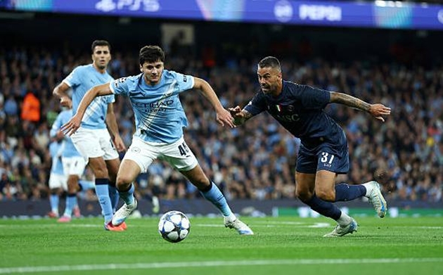 Abdukodir Khusanov (7.5): Đóng góp tích cực cả trong phòng ngự lẫn hỗ trợ tấn công bên hành lang cánh.Ruben Dias (7.5): Thể hiện màn trình diễn đáng tin cậy, giúp Manchester City giữ vững sự an toàn cho hàng thủ.Josko Gvardiol (6.9): Dù điểm số không quá cao, vẫn là một cầu thủ có tầm ảnh hưởng, đặc biệt trong các pha dâng cao tấn công.Nico O'Reilly (7.5): Một hậu vệ cánh chơi năng nổ, tham gia tích cực vào cả hai mặt trận tấn công lẫn phòng ngự.Rodri (7.2): Tiền vệ trụ cột của Manchester City, đảm bảo sự cân bằng và giúp thầy trò Pep Guardiola kiểm soát tuyến giữa.Tijjani Reijnders (7.3): Một tiền vệ có khả năng di chuyển linh hoạt, tạo ra khoảng trống cho các đồng đội, trở thành cầu nối giữa các tuyến.Phil Foden (7.8): Tiền vệ sáng tạo, thường xuyên tạo ra những tình huống nguy hiểm với kỹ thuật cá nhân điêu luyện. Anh cũng nhận danh hiệu cầu thủ xuất sắc nhất trận đấu.Jeremy Doku (7.8): Tiền đạo cánh với tốc độ và khả năng đi bóng lắt léo, luôn là mối đe dọa lớn dành cho hàng phòng ngự Napoli.Bernardo Silva (7.1): Sự tinh tế và thông minh của cầu thủ người Bồ Đào Nha giúp Manchester City định hình lối chơi tấn công.Erling Haaland (7.7): Ghi bàn thắng quan trọng, tiếp tục khẳng định vai trò sát thủ trên hàng công. Tiền đạo người Na Uy duy trì phong độ ấn tượng.