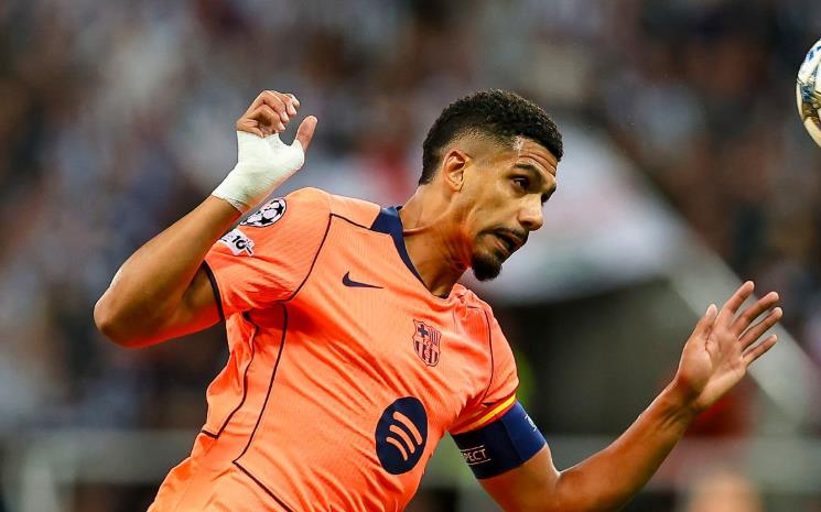 Ronald Araujo - 7.2: Phòng ngự tuyệt vời, ngăn chặn các đợt tấn công của Newcastle và cũng thực hiện tốt việc phát triển bóng lên tuyến trên.Pau Cubarsi - 7.0: Chuyền bóng chính xác và có khả năng đọc trận đấu rất tốt, giúp loại bỏ các cơ hội tấn công của Newcastle.Gerard Martin - 6.7: Thi đấu ổn định ở cánh trái, tuy có vài lần hơi lúng túng nhưng tổng thể đã tạo được ấn tượng tốt trong một trận đấu khó khăn.Frenkie de Jong - 6.5: Kiểm soát nhịp độ trận đấu, phối hợp tốt cùng Pedri ở tuyến giữa. Nhận 1 thẻ vàng ở trận này.Pedri - 7.1: Mặc dù bị đối thủ gây sức ép, Pedri vẫn rất xuất sắc, thường xuyên tạo ra mối đe dọa cho Newcastle với khả năng kiểm soát bóng, thoát pressing, kéo bóng, điều chỉnh nhịp độ trận đấu tuyệt vời.Raphinha - 7.2: Gặp khó khăn, đặc biệt trong hiệp một, với những quyết định thiếu chính xác và ít tác động đến trận đấu, nhưng có cải thiện trong hiệp hai.Fermin Lopez - 6.5: Thi đấu đầy năng lượng nhưng không quá nổi bật, có vài pha bóng hay nhưng không đủ để tạo ảnh hưởng lớn.Marcus Rashford - 9.0: Đơn giản là không thể tin được với màn trình diễn của Rashford cho Barcelona trong trận đấu này. Anh đã thể hiện dấu hiệu về chất lượng và sự nguy hiểm từ hiệp một, nhưng thực sự bùng nổ trong hiệp hai. Ngôi sao người Anh ghi bàn mở tỷ số với một pha đánh đầu chuẩn xác, sau đó tiếp tục ghi thêm một bàn nữa với cú sút xa mạnh mẽ.Robert Lewandowski - 7.1: Cơ hội hạn chế và không tạo được dấu ấn lớn trong trận đấu, mặc dù anh vẫn duy trì sức ép lên hàng phòng ngự của Newcastle.