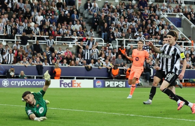 Anthony Gordon không 'mặc vừa' áo số 9 ở Newcastle