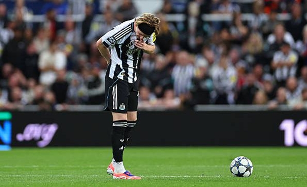 Ảnh bài viết Anthony Gordon "choáng" với lối chơi của Barcelona