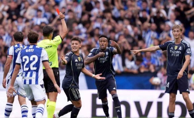 Ảnh bài viết Dean Huijsen thất vọng, chỉ trích quyết định của RFEF