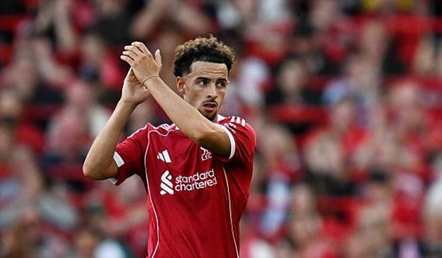Curtis Jones kịp trở lại ở trận đấu với Everton.