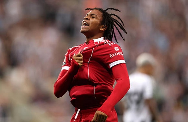 Thần đồng Liverpool chờ tin vui trước derby Merseyside