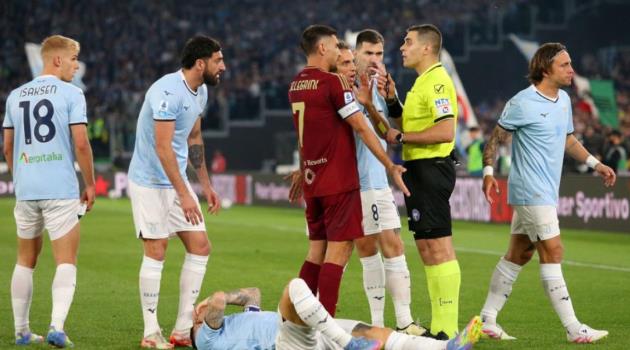 Cuộc so tài không khoan nhượng giữa Roma và Lazio vào tháng Tư.