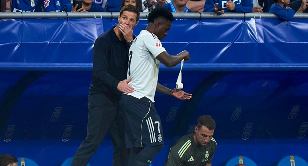 Xabi bắt đầu cho Vinicius ngồi dự bị nhiều hơn