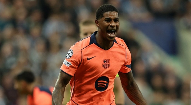 Rashford ghi 2 bàn vào lưới Newcastle.