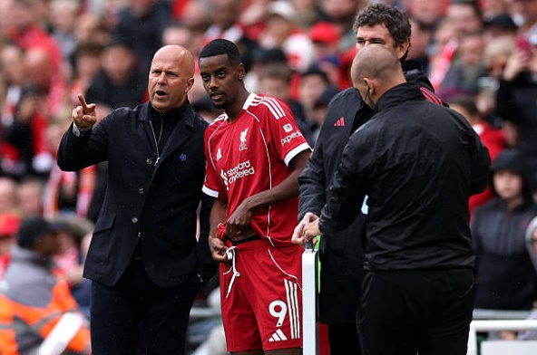 Ảnh bài viết Thắng Everton, fan Liverpool yêu cầu Slot thay Gakpo bằng Isak