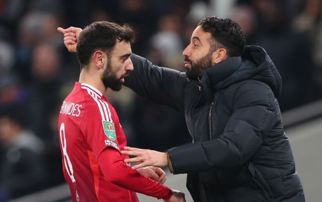 Amorim nói về việc xếp Bruno Fernandes đá lùi sâu