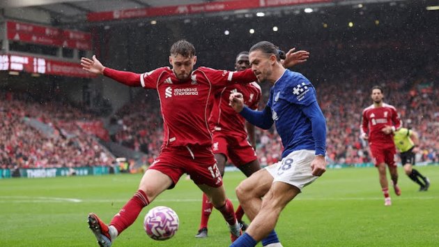 Everton nỗ lực tấn công trong hiệp 2.