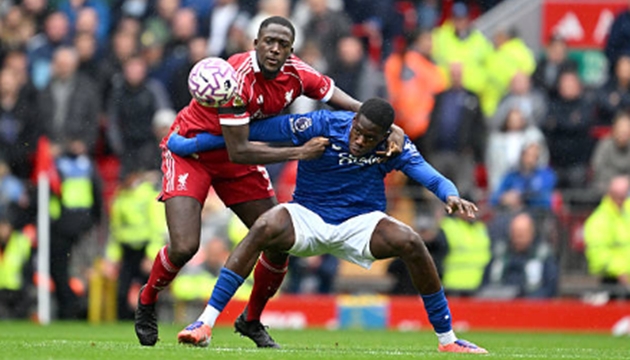 Ibrahima Konate – 7.3/10: Phòng ngự rất chủ động và mạnh mẽ, dễ dàng hóa giải các tiền đạo to cao của Everton. Dù đôi lúc xử lý bóng bằng chân còn có chút lóng ngóng, nhưng về mặt phòng ngự, trung vệ người Pháp gần như không mắc sai lầm nào.