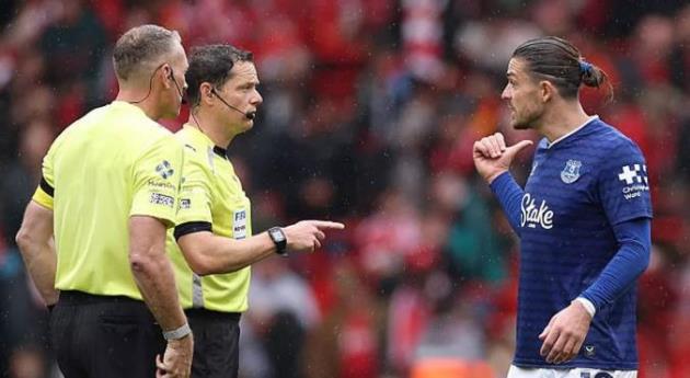 Jack Grealish tranh cãi gay gắt với trọng tài.