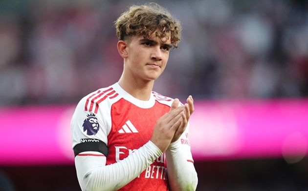 Arsenal tin trụ cột tái xuất khi Dowman đá chính cho đội trẻ