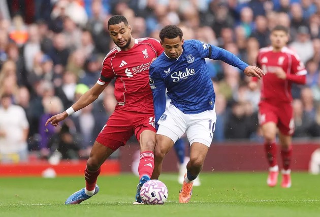 CĐV Liverpool không hài lòng với màn thể hiện của Gakpo trước Everton.