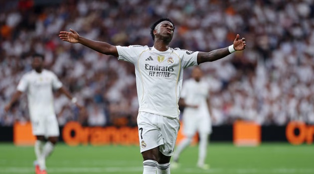 Ảnh bài viết Vinicius ném chai nước xuống đường biên khi bị Xabi thay ra