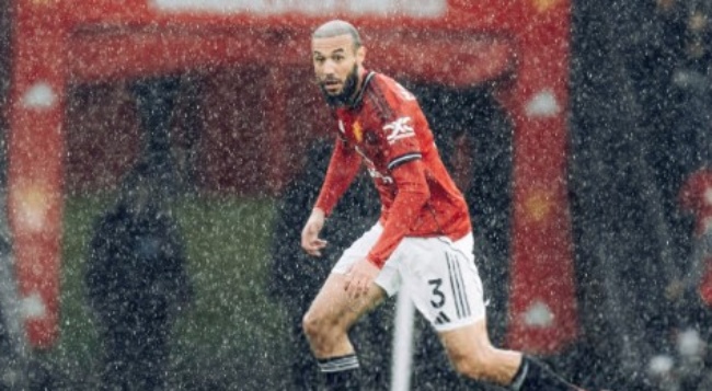 Ảnh bài viết Mazraoui công thủ toàn diện trước Chelsea