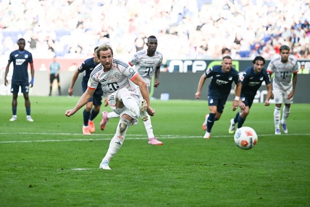 Kane vừa lập hat-trick cho Bayern.