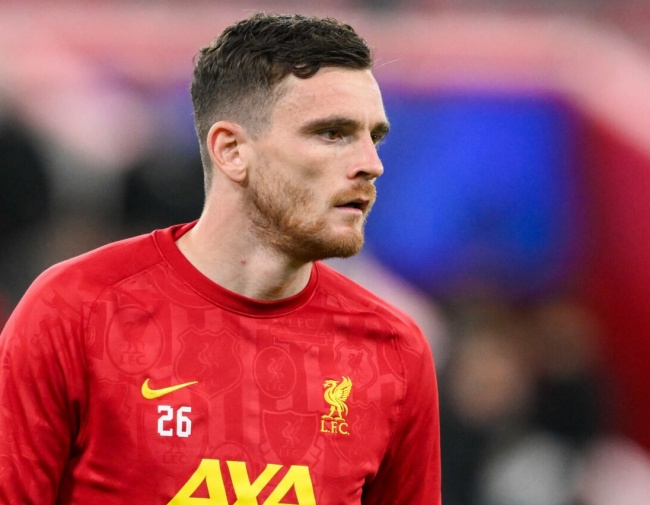 Robertson trong màu áo Liverpool.