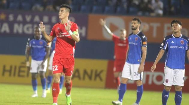 Tiến Linh không ăn mừng khi ghi bàn vào lưới đội bóng cũ.