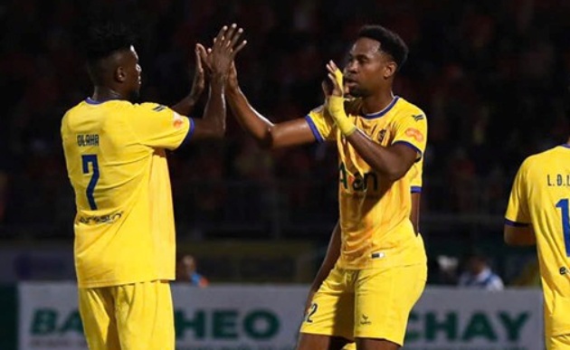 SLNA dẫn trước 1-0 sau 45 phút đầu tiên.