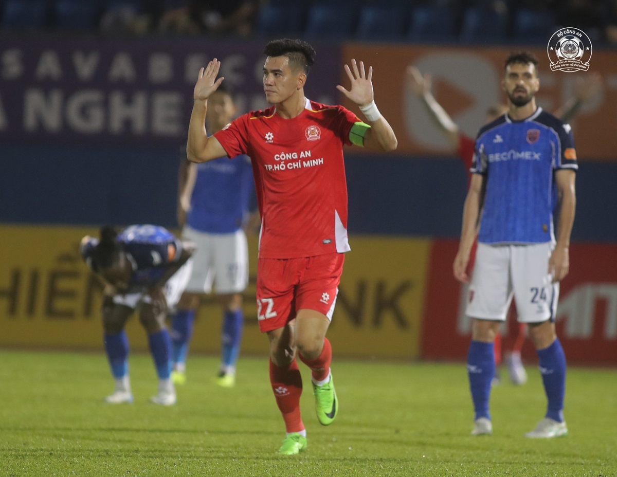 Tiến Linh không ăn mừng khi ghi bàn vào lưới đội bóng cũ. Ảnh: CLB Công An TP.HCM.