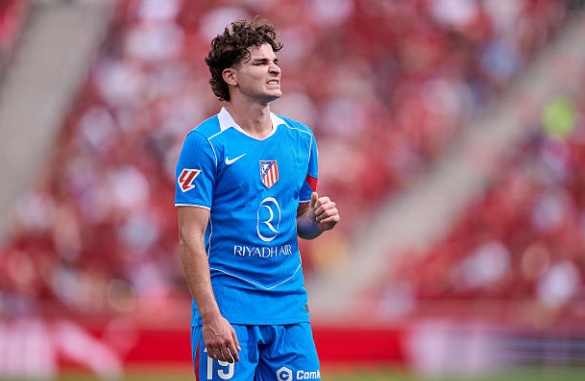 Alvarez sút hỏng quả 11 mét.