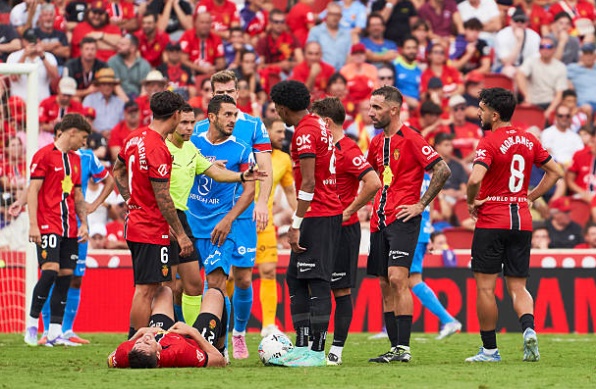 Sorloth nhận thẻ đỏ trực tiếp.