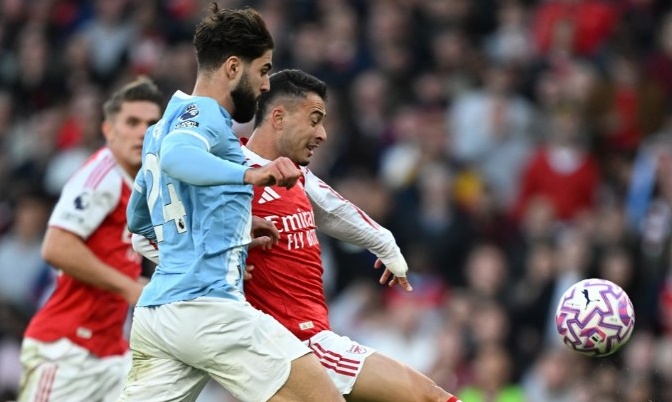 Ảnh bài viết Neville nêu hạn chế nơi Pep, Liverpool là đội hưởng lợi từ trận hòa của Arsenal