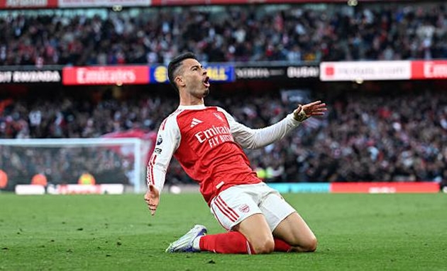 Gabriel Martinelli giúp Arsenal cầm hòa Manchester City.