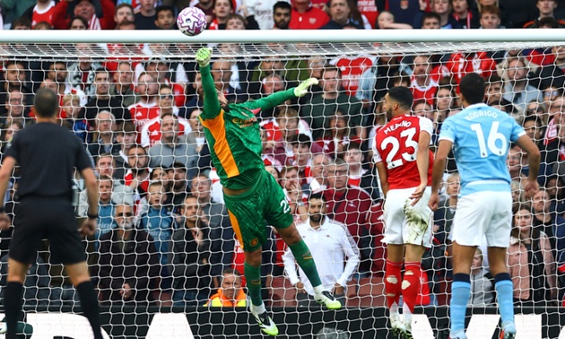 Man City chơi phòng ngự trước Arsenal.