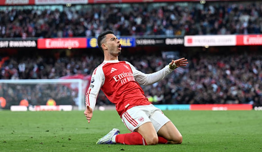 Martinelli xé lưới Man City.