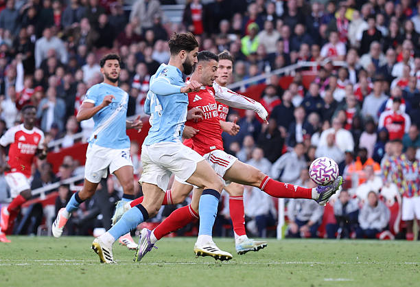 Arsenal và Manchester City cầm chân nhau trong khi Liverpool giành trọn 3 điểm.
