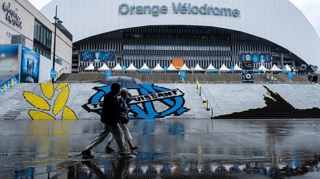 Trận Marseille - PSG bị hoãn vì thời tiết xấu