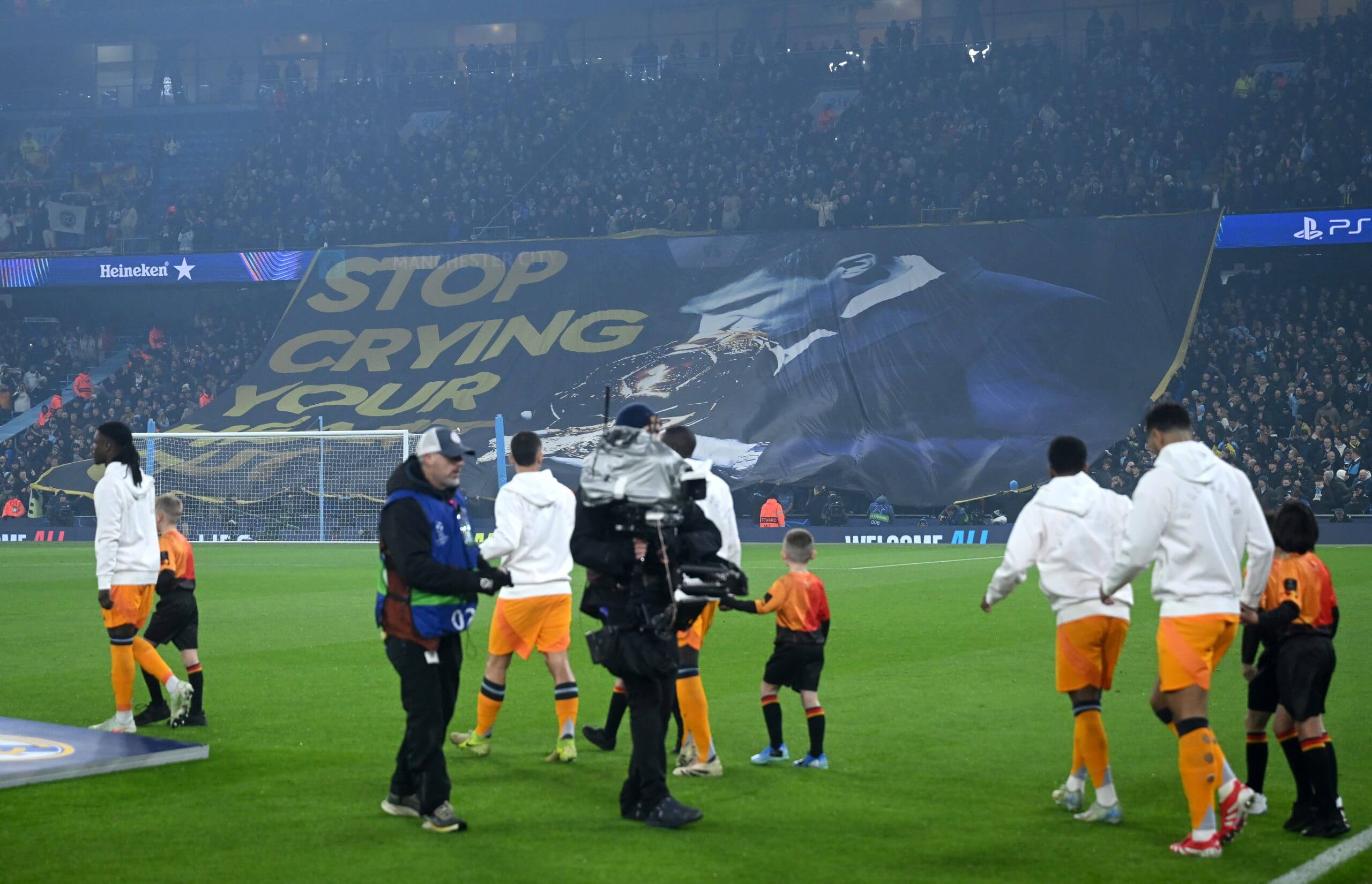 CĐV Man City chế giễu hành động của Real Madrid